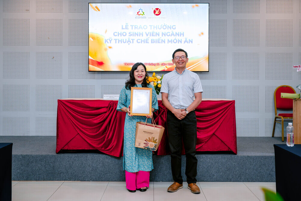 Giảng viên hỗ trợ sinh viên tại Cuộc thi Green Future Chef