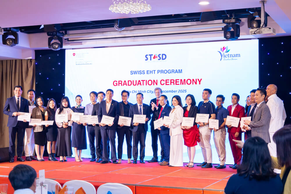 Học viên tại TP.HCM nhận chứng nhận chương trình Swiss EHT