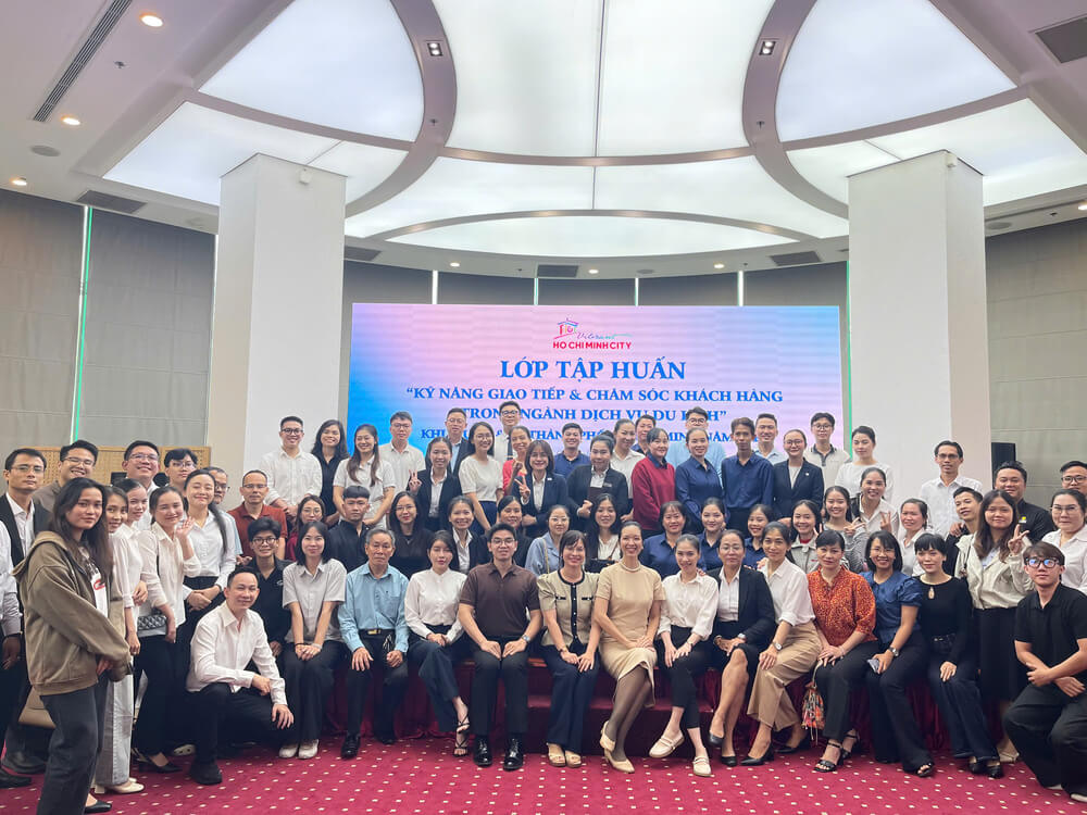 Lớp Kỹ năng giao tiếp và chăm sóc khách hàng trong ngành dịch vụ nhà hàng – khách sạn và dịch vụ ăn uống - Sở Du lịch Thành phố Hồ Chí Minh khu vực 1 và 2