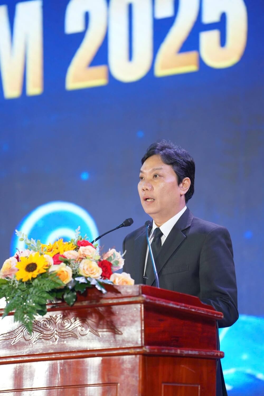 Phó hiệu trưởng Nguyễn Trọng Hoàng phát biểu