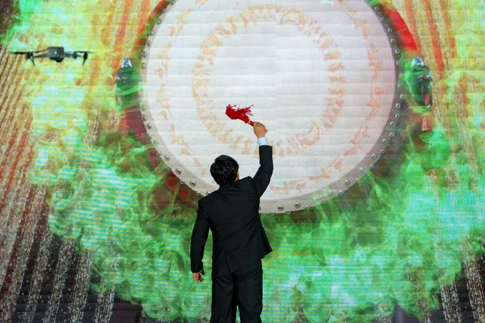 Phó hiệu trưởng thường trực đánh trống khai giảng