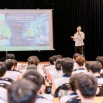 Sinh viên chăm chú lắng nghe Đầu bếp Trần Phú Quý chia sẻ