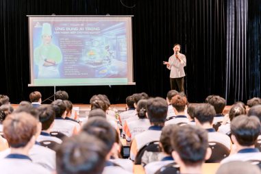 Sinh viên chăm chú lắng nghe Đầu bếp Trần Phú Quý chia sẻ