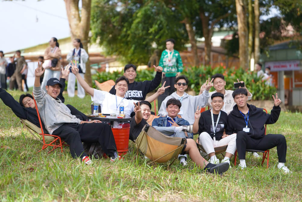 Sinh viên checkin tại khu vực hội trại