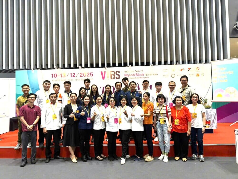 Sinh viên chuyên ngành Kỹ thuật Chế biến Món ăn chụp ảnh cùng các Đại biểu tại Triển lãm Quốc tế ngành Bánh tại Việt Nam 2025