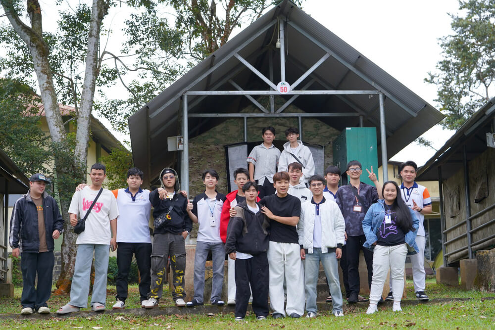 Tân sinh viên check-in tại lều trại