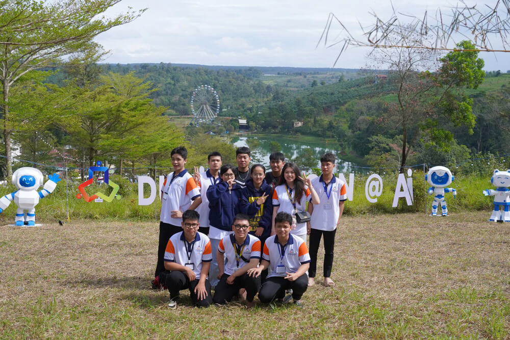 Tân sinh viên checkin tại không gian Hội trại