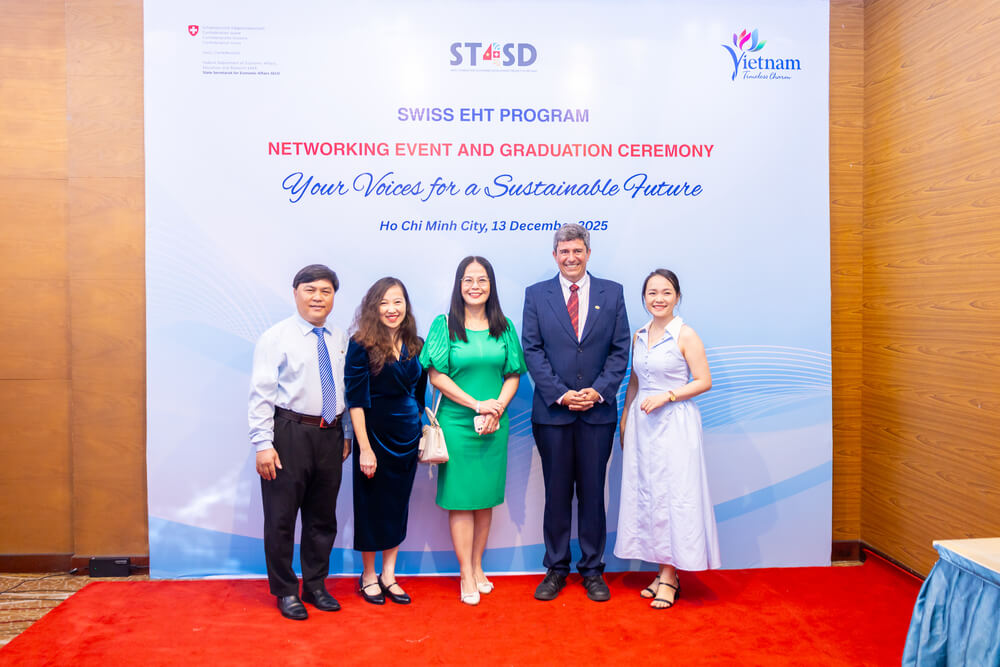 Trường chụp ảnh lưu niệm cùng các đại diện dự án ST4SD