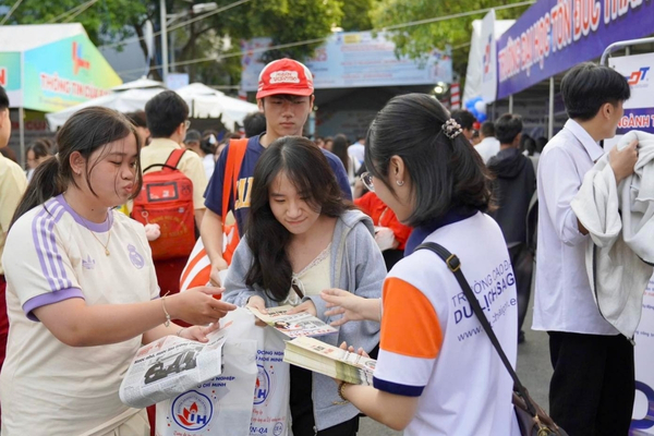 Sắp xếp nguyện vọng theo thứ tự từ ngành thích nhất đến nguyện vọng có dự đoán điểm sàn thấp nhất để tăng cơ hội trúng tuyển