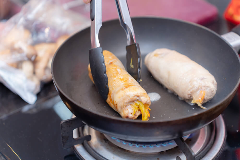 Áp chảo Đùi gà fillet cuộn xoài xốt nấm