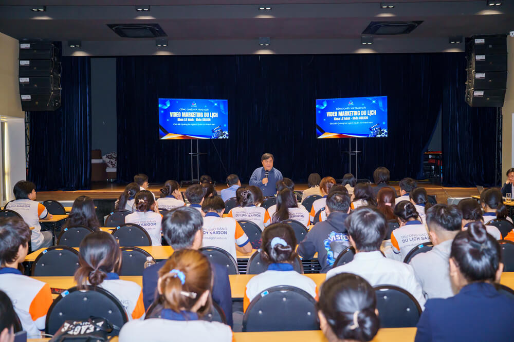 Ban giám khảo nhận xét các phần thi