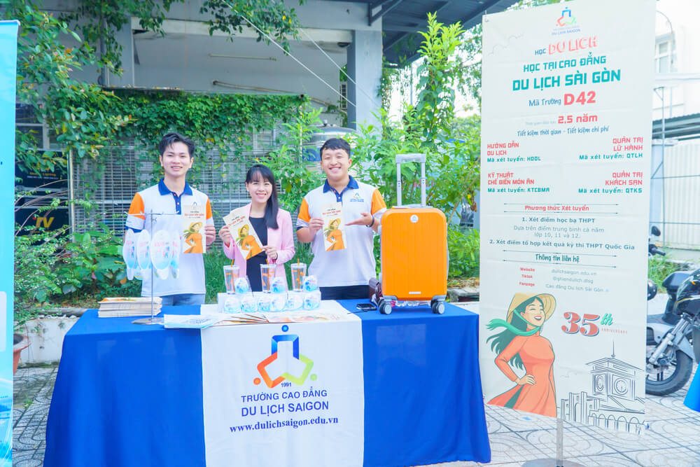 Ban tư vấn tham gia khai mạc Chương trình tư vấn tuyển sinh “Đúng ngành nghề – Sáng tương lai”