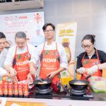 Chef Phạm Đăng Phú hướng dẫn thực hiện món ăn