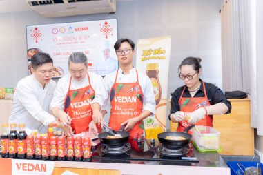 Chef Phạm Đăng Phú hướng dẫn thực hiện món ăn