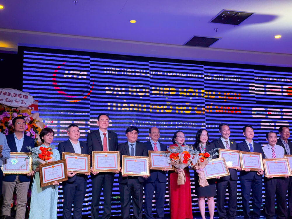 Chủ tịch UBND TP.HCM trao tặng Bằng khen ghi nhận thành tích đóng góp tích cực cho sự phát triển của ngành Du lịch Thành phố