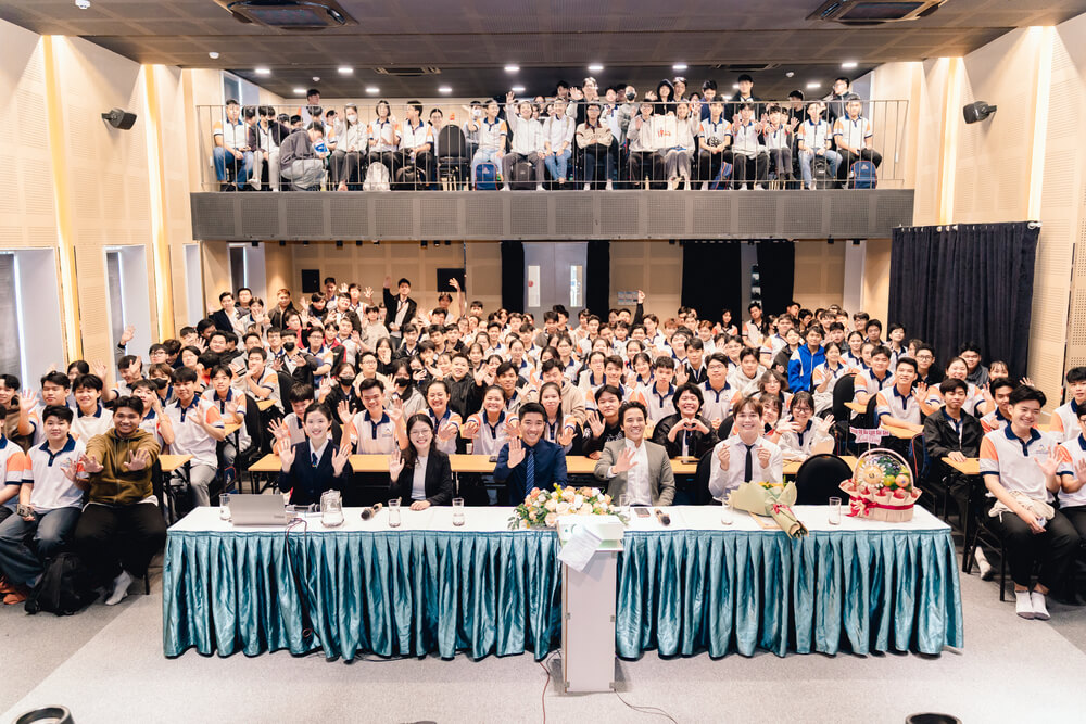 Chụp ảnh lưu niệm kết thúc chuyên đề Hướng dẫn viết CV – Kỹ năng phỏng vấn cùng Khách sạn 5 sao Indigo Saigon The City by IHG