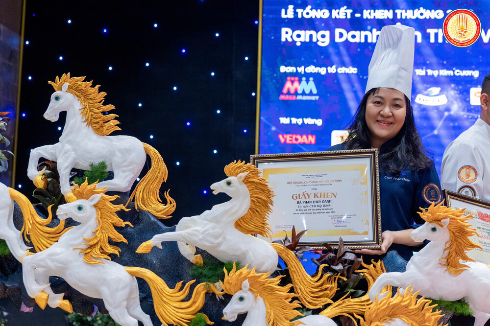Cô Oanh tại Chương trình Rạng Danh Ẩm Thực Việt Nam – Tổng kết và Vinh danh Khen thưởng 2025