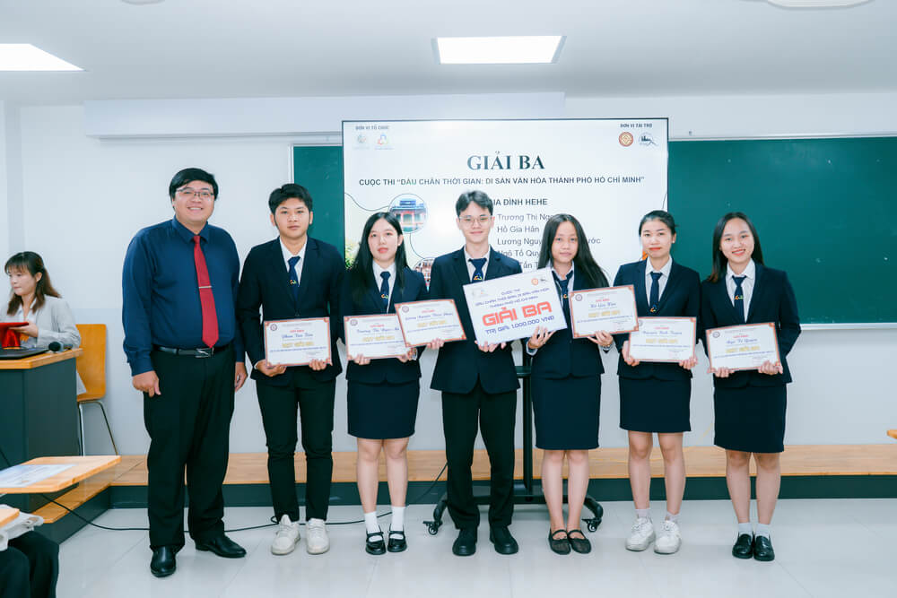 Giải Ba cuộc thi “Dấu Chân Thời Gian”