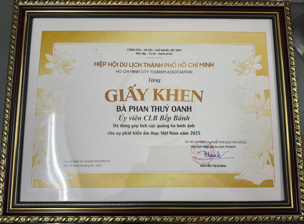 Giấy khen vì có nhiều đóng góp tích cực cho sự phát triển của Ẩm thực Việt Nam trong năm 2025 của Cô Phan Thúy Oanh