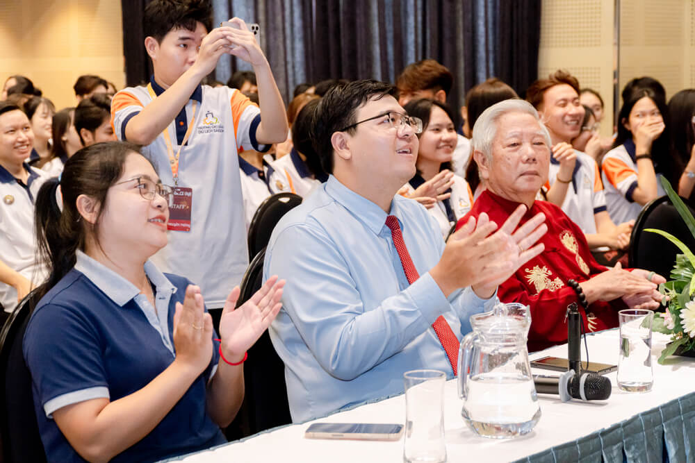 Quý Thầy Cô đại biểu và diễn giả của Chuyên đề “Hồn Lễ Việt”