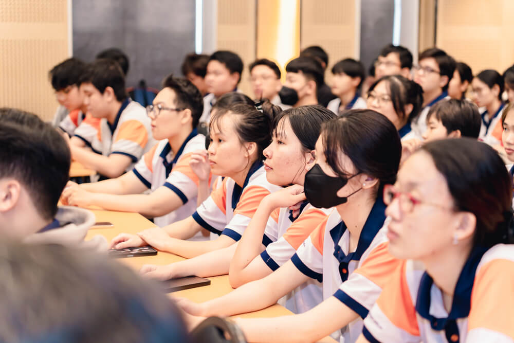 Sinh viên chăm chú lắng nghe chuyên gia chia sẻ tại chuyên đề Hướng dẫn viết CV – Kỹ năng phỏng vấn cùng Khách sạn 5 sao Indigo Saigon The City by IHG