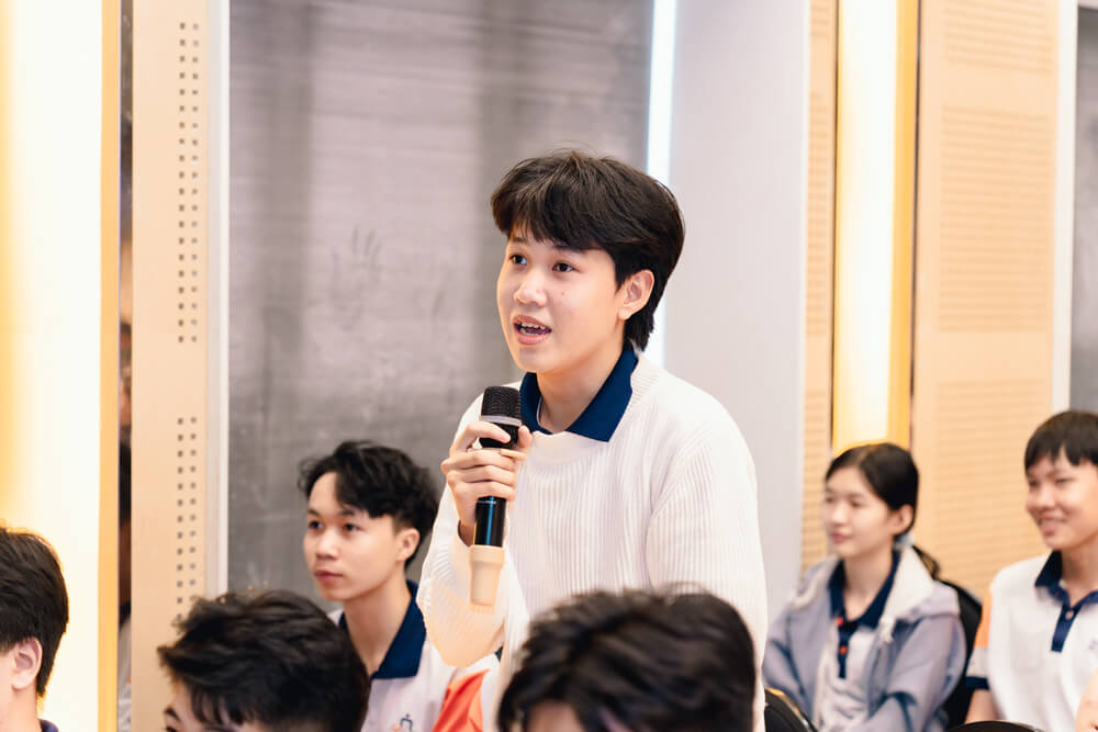 Sinh viên đặt câu hỏi cho diễn giả