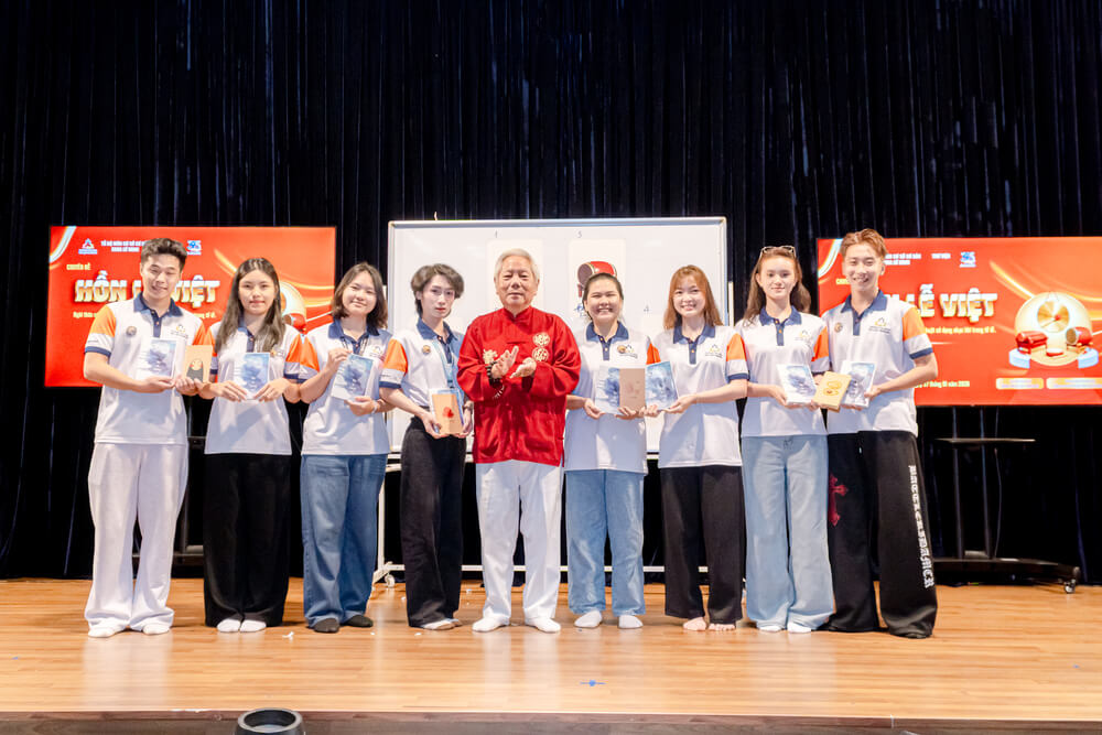 Sinh viên được tặng quà từ diễn giả tại Chuyên đề “Hồn Lễ Việt”