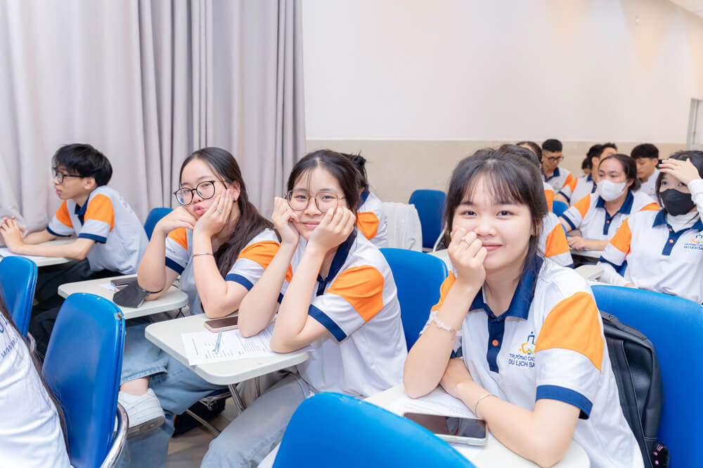 Sinh viên tham dự chương trình giao lưu Ẩm thực với Chef Phạm Đăng Phú - Phó chủ nhiệm CLB Ẩm Thực Việt (SPC)