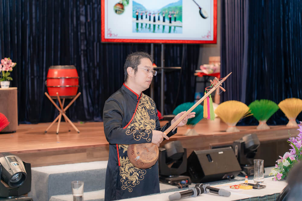 Ths. Mai Thanh Sơn biểu diễn nhạc cụ truyền thống của Việt Nam