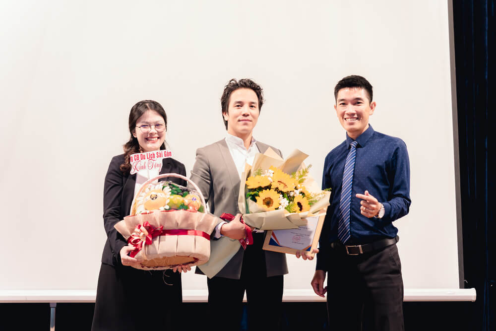 Trường gửi hoa và thư vảm ơn cho diễn giả