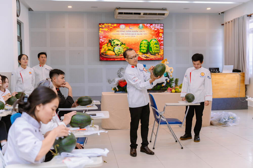 Ban Chủ nhiệm Câu lạc bộ và các đầu bếp giàu kinh nghiệm hướng dẫn khắc dưa