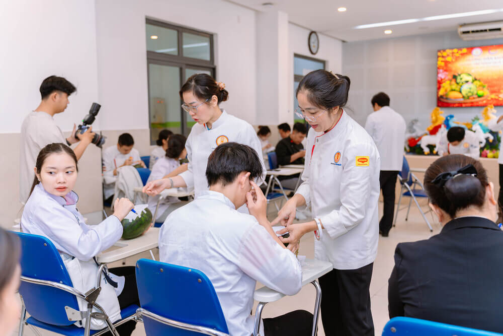 Ban Chủ nhiệm Câu lạc bộ và các đầu bếp giàu kinh nghiệm hướng dẫn người tham gia khắc dưa