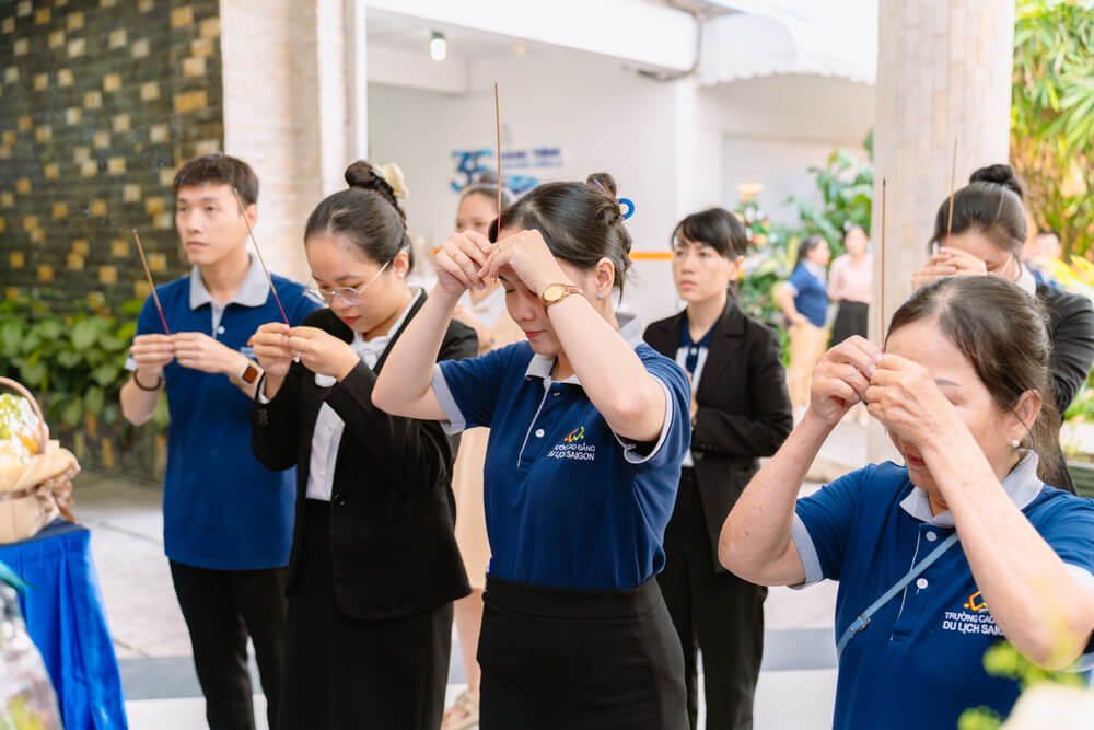 Cán bộ Nhân viên thắp hương cho Cô Quỳnh