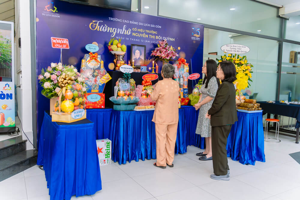 Gia quyến thắp hương cho Cô Quỳnh