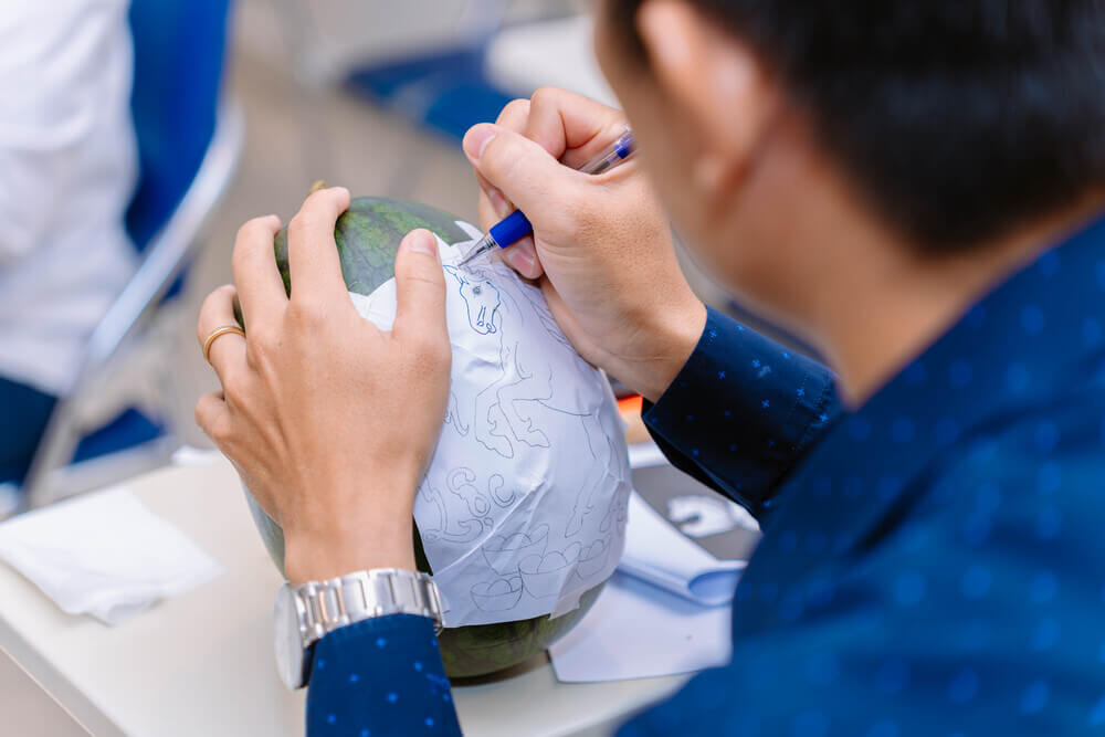 Giảng viên tham gia khắc dưa