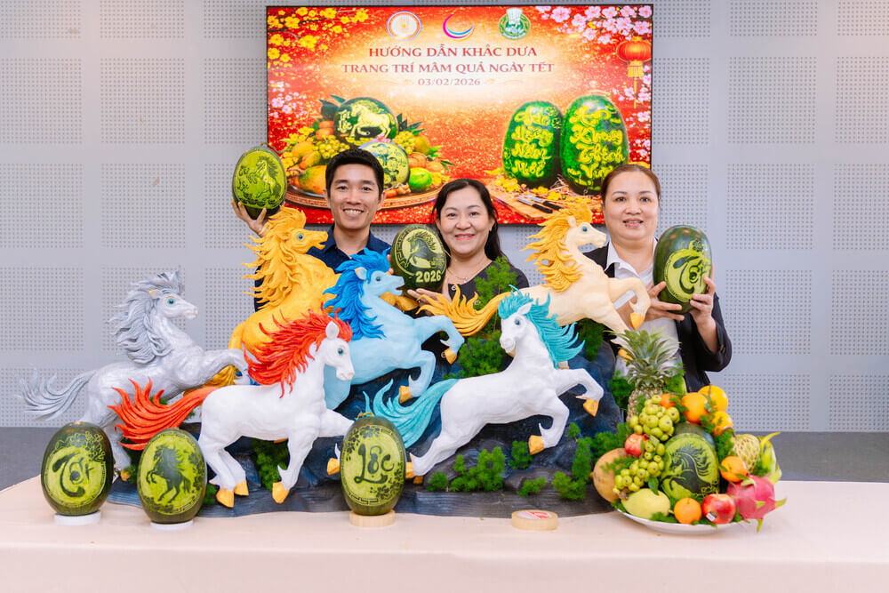 Giảng viên và Cán bộ Nhân viên Trường tham gia khắc dưa