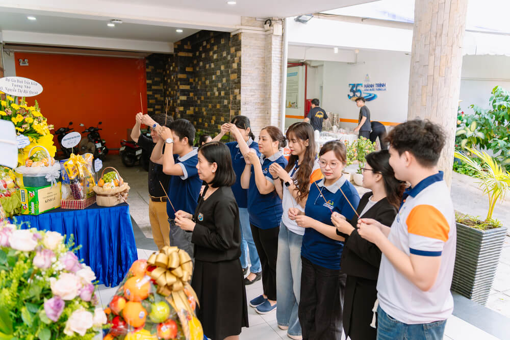 Khoa Khách sạn - Nhà hàng thắp hương cho Cô Quỳnh