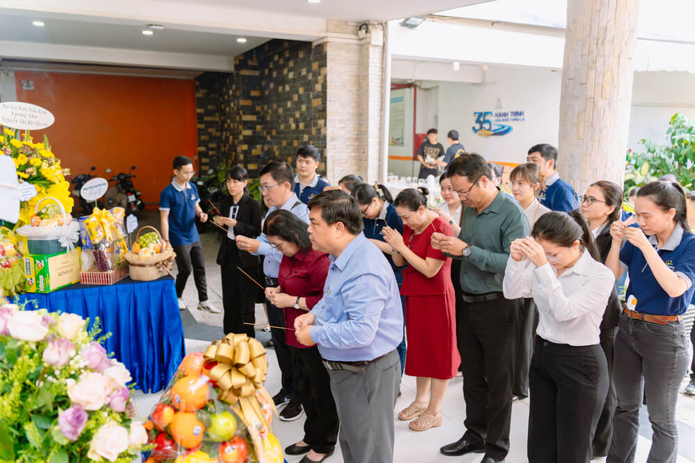 Khoa Lữ hành thắp hương cho Cô Quỳnh