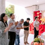 Lãnh đạo và gia quyến thắp hương cho Cô Quỳnh