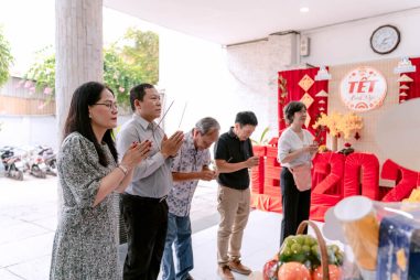 Lãnh đạo và gia quyến thắp hương cho Cô Quỳnh