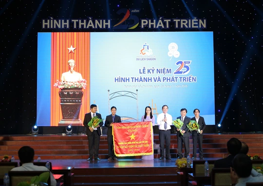 Nhà trường đón nhận Cờ truyền thống của UBND TP.HCM nhân dịp kỷ niệm 25 năm thành lập Trường