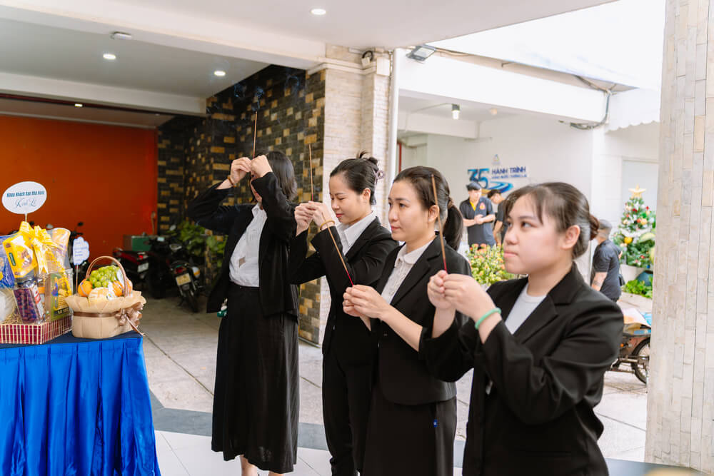 Phòng Tài chính - Kế toán thắp hương cho Cô Quỳnh