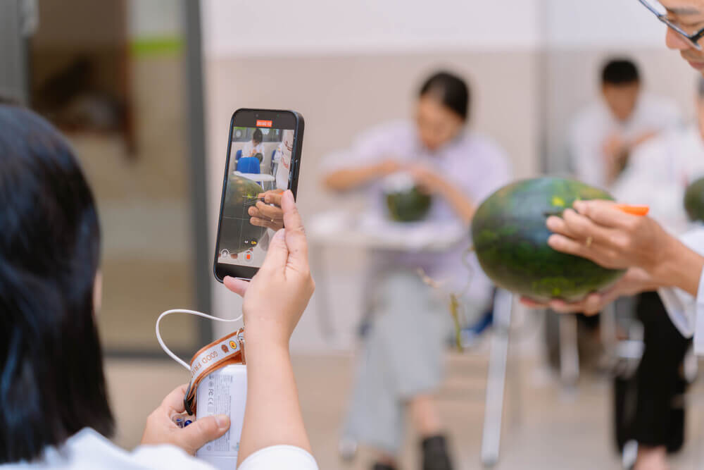 Sinh viên quay lại quá trình hướng dẫn khắc dưa