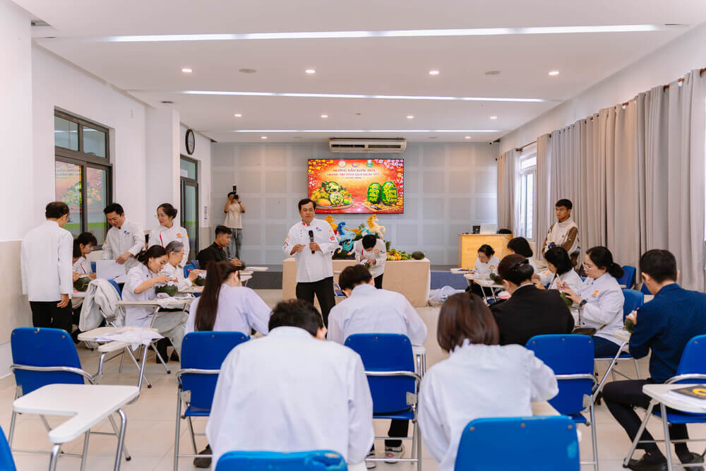 Toàn cảnh chương trình Hướng dẫn khắc dưa và trình bày mâm ngũ quả ngày Tết