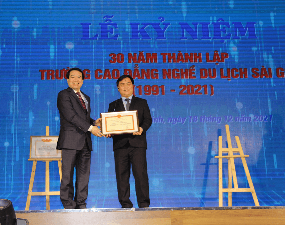 Tổng cục Du lịch (Nay là Cục Du lịch Quốc Gia Việt Nam) trao tặng bằng khen của Bộ Văn hóa Thể thao và Du lịch cho tập thể nhân dịp kỷ niệm 30 năm thành lập Trường