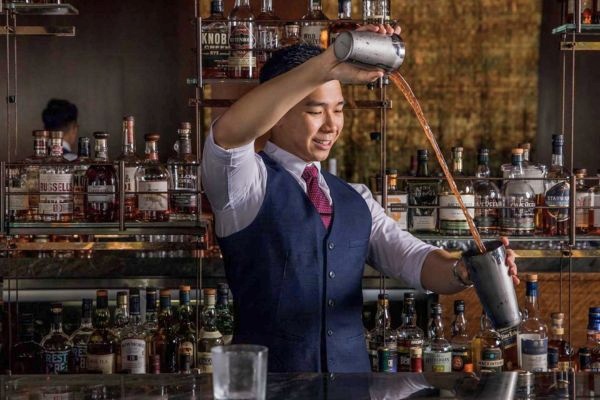 Những màn trình diễn cocktail lôi cuốn của Bartender