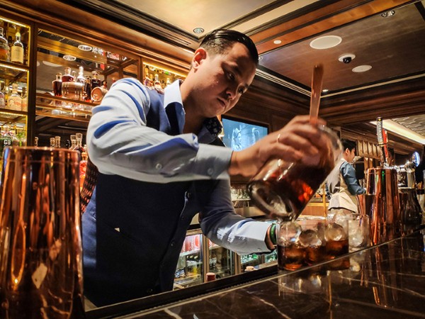 Công việc của Mixologist trong khách sạn và nhà hàng thường là tư vấn và xây dựng danh sách đồ uống