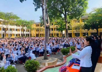 Định hướng nghề nghiệp cho học sinh lớp 12 giúp các em có mục tiêu rõ ràng và tự tin hơn trước ngưỡng cửa đại học, cao đẳng