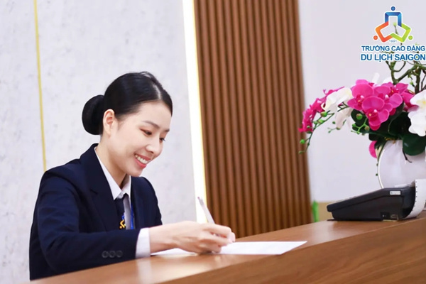 Ngoại hình ưa nhìn là một lợi thế của Lễ tân Khách sạn