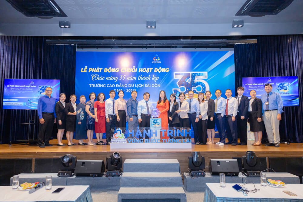 Ban giám hiệu - Giảng viên - Cán bộ nhân viên tham dự Lễ phát động chuỗi hoạt động chào mừng 35 năm thành lập Nhà trường